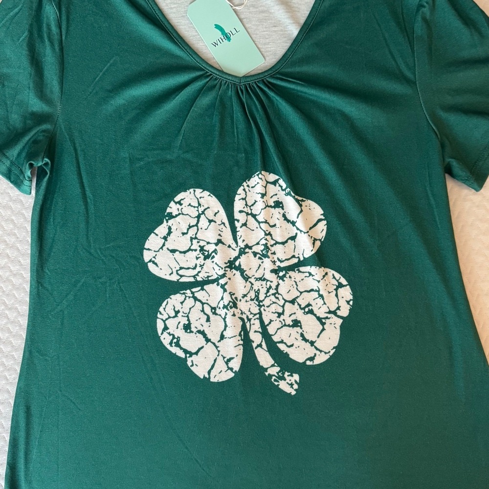 WIHOLL Women‎ M T-Shirt Casual Short Sleeve Green Shamrock Graphic